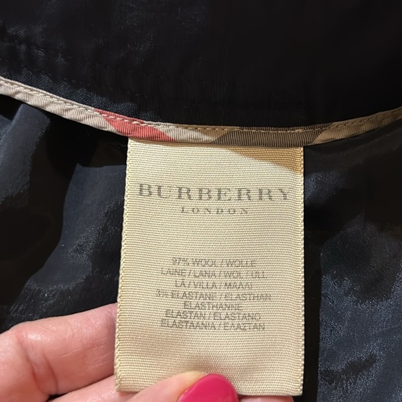 Burberry Knee Length Wrap Skirt. Size 6 - Picture 8 of 13